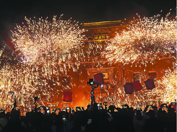 灯火映古城  好汉贺新春